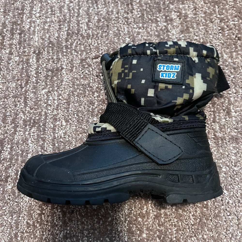 Boys snow boots SIZE 8